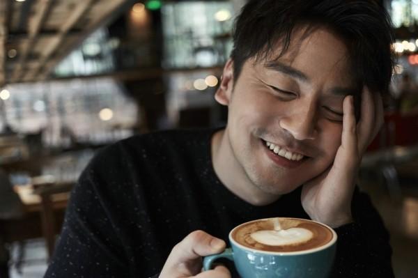 雷佳音佟丽娅拍了一组照片,尴了个大尬,他妻子