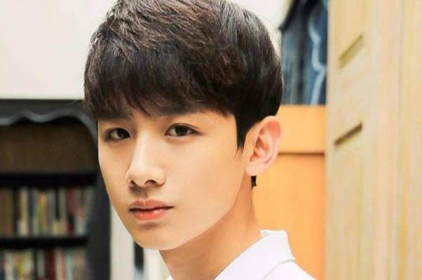 白敬亭为什么不签公司?网传经纪人还是自己的