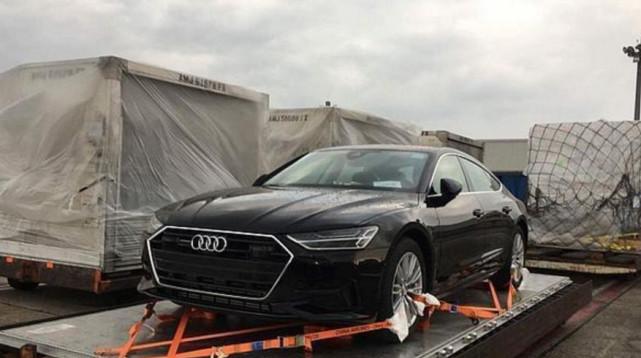 嘴最扁的奥迪到港, 尾灯长度两米多, 还配兰博基尼的轮毂