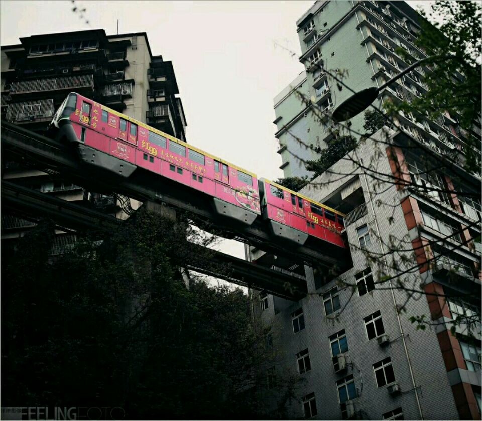 实拍重庆网红轻轨，上天入地钻楼洞堪称奇观_新浪看点