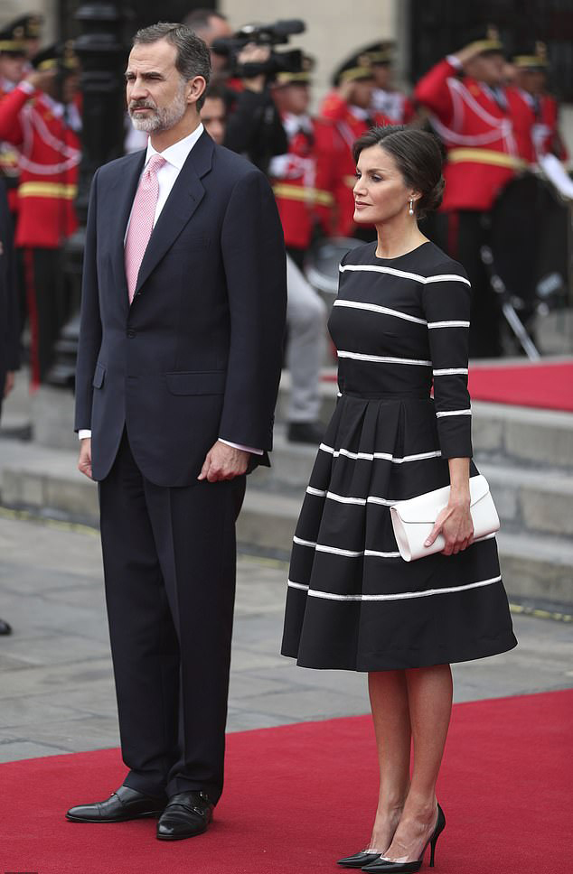 西班牙王后“低调”亮相!条纹连衣裙搭高跟鞋，优雅又气质!