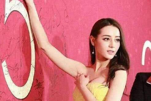 二筒:迪丽热巴出席活动，频繁“捂胸，网友:这是故意“吸睛”?