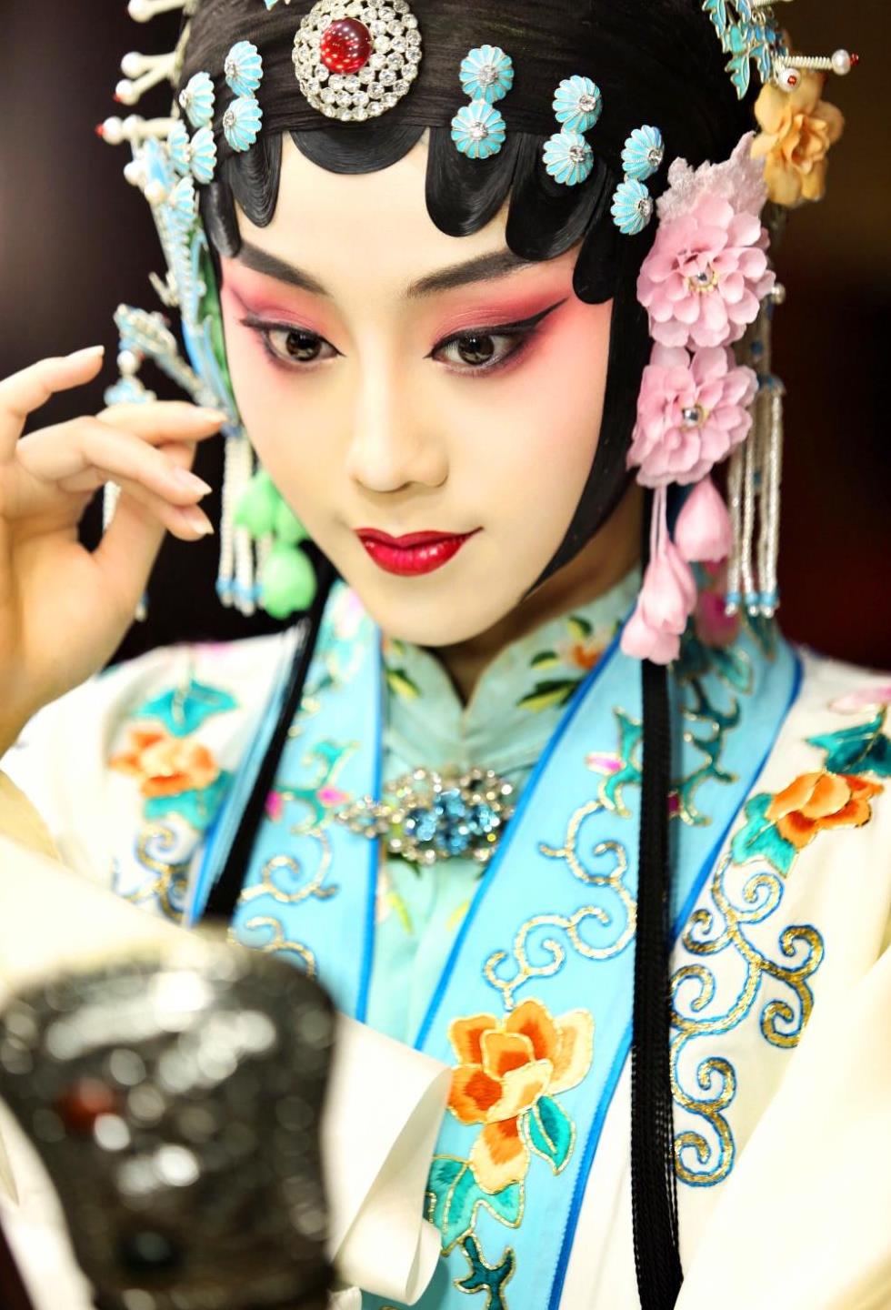 玩抖音唱京剧花旦王梦婷不走寻常路 与德云社