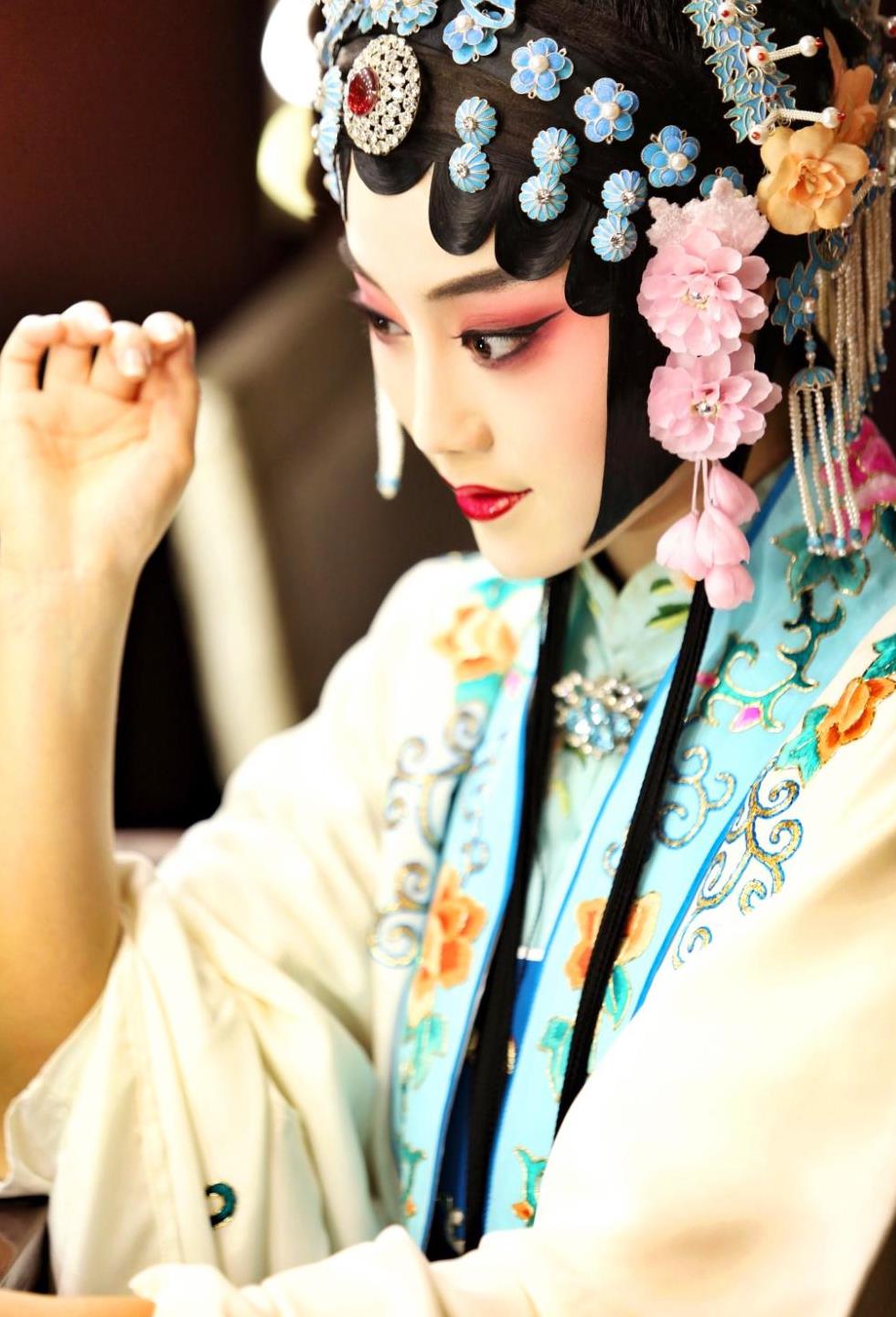 玩抖音唱京剧花旦王梦婷不走寻常路 与德云社郭德纲合作一炮而红