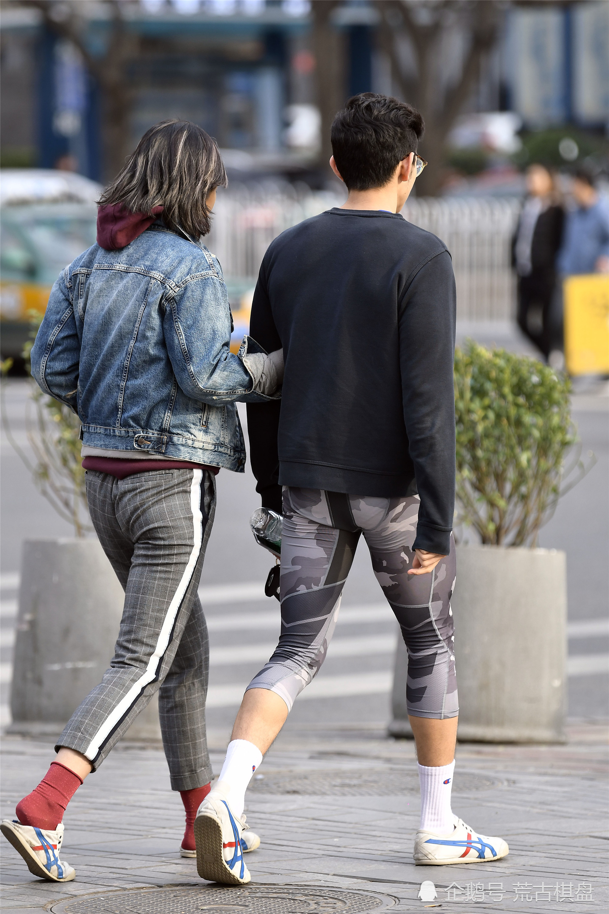 一位小伙子穿着瑜伽裤和自己的女友出行,这样