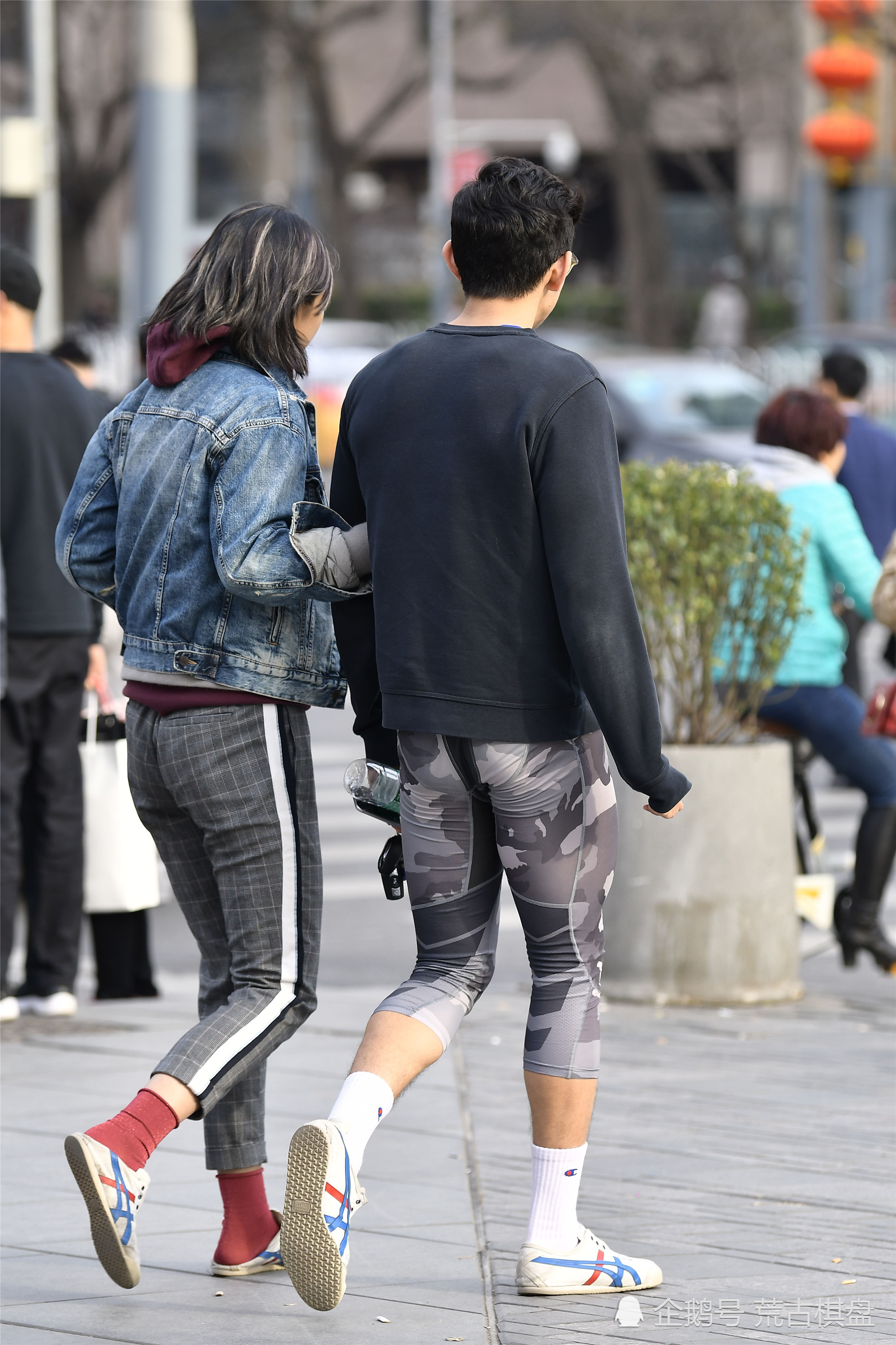 一位小伙子穿着瑜伽裤和自己的女友出行,这样