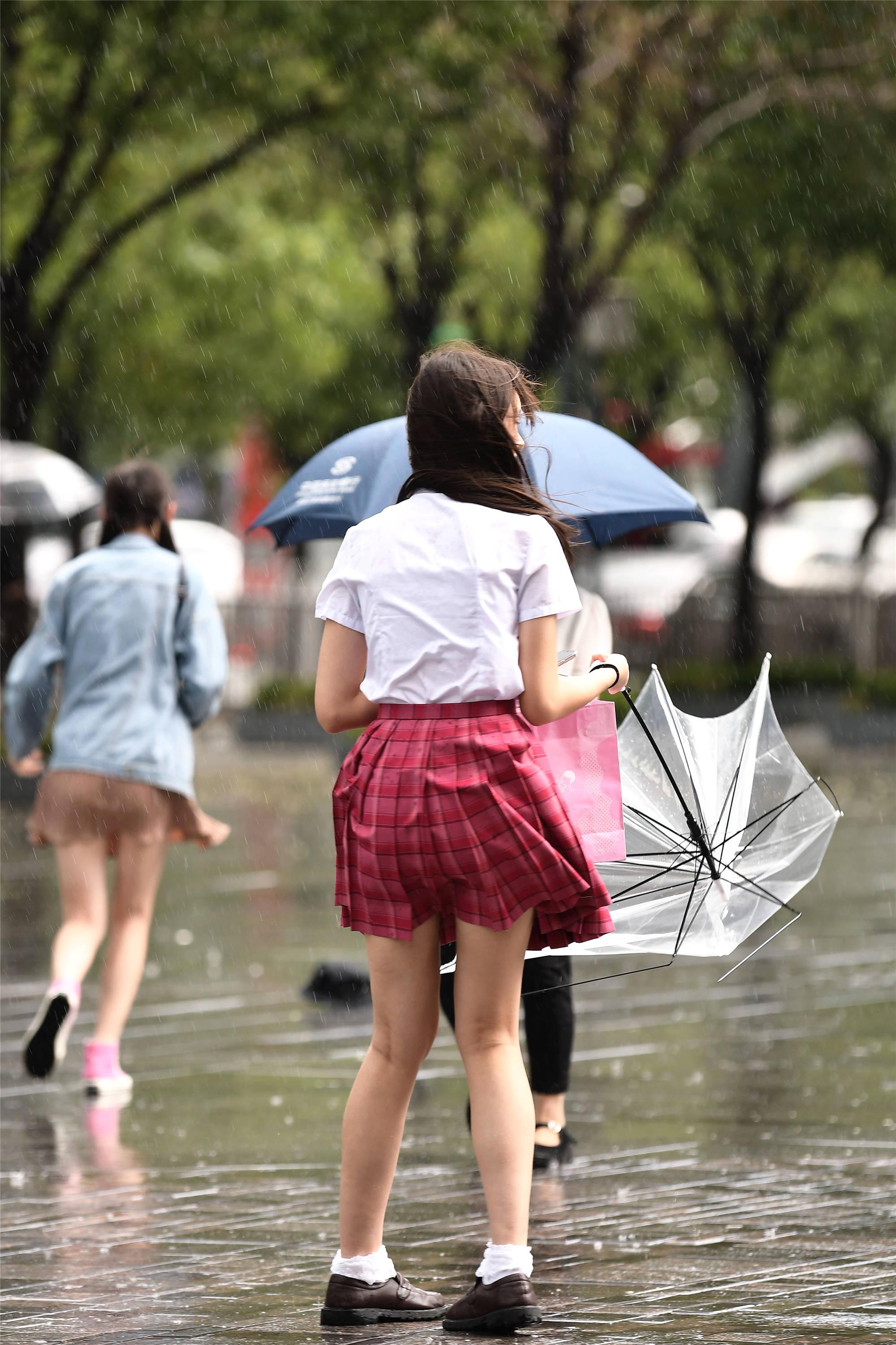 姑娘为了遮雨,买了把透明雨伞,却被风吹坏,是雨