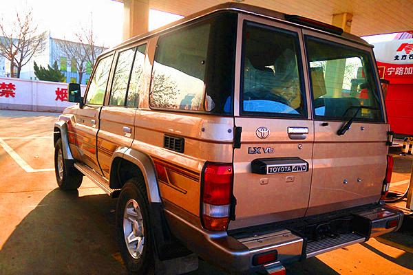 丰田LC76复古硬朗的外形越野硬派车型