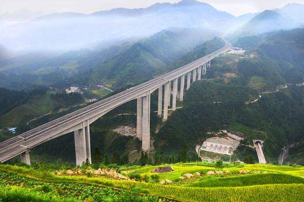 贵州地处云贵高原,境内多高原山地地形,这给贵州的交通建设带来了极大