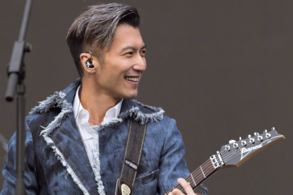 80年代是歌手,90年代是演员,现在却是厨子,网友