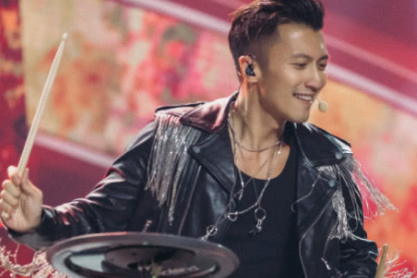 80年代是歌手,90年代是演员,现在却是厨子,网友