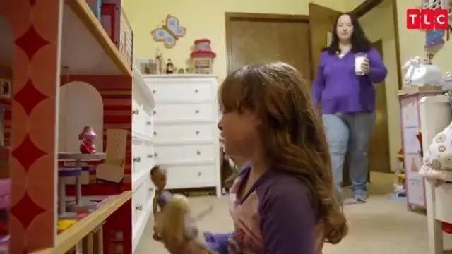 9岁女孩养了7000只蟑螂! 最爱身上被蟑螂爬满