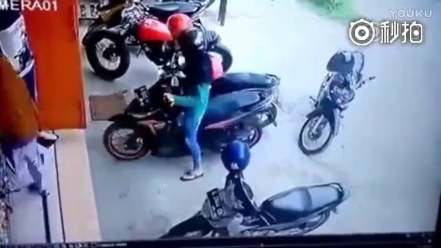 女孩移出电动车的全过程，，，，也是醉了，以后基本告别车子了吧  热门微博...