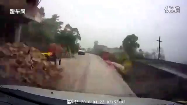 交通安全警示专栏—你这是起飞失败呀！都不舍得停下，全责！