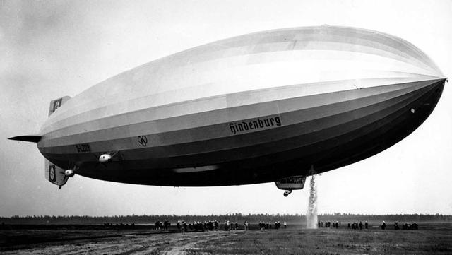 1937年图片中的德国兴登堡号飞艇灾难从此飞艇退出历史舞台