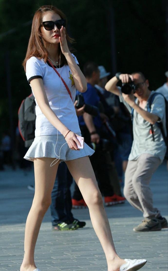 小姐姐穿连体裤来闯关,落水的动作也太狼狈了,要好好感谢救生员!视频