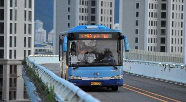 全国安检最严公交车,全程没有红绿灯,90%路