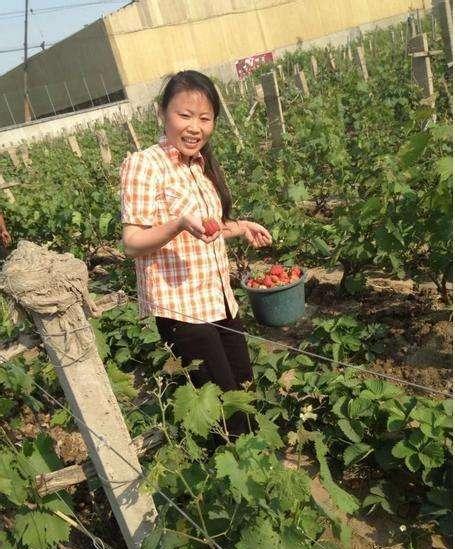 跟踪实拍: 现在草帽姐唱歌很过气, 回农村在路边