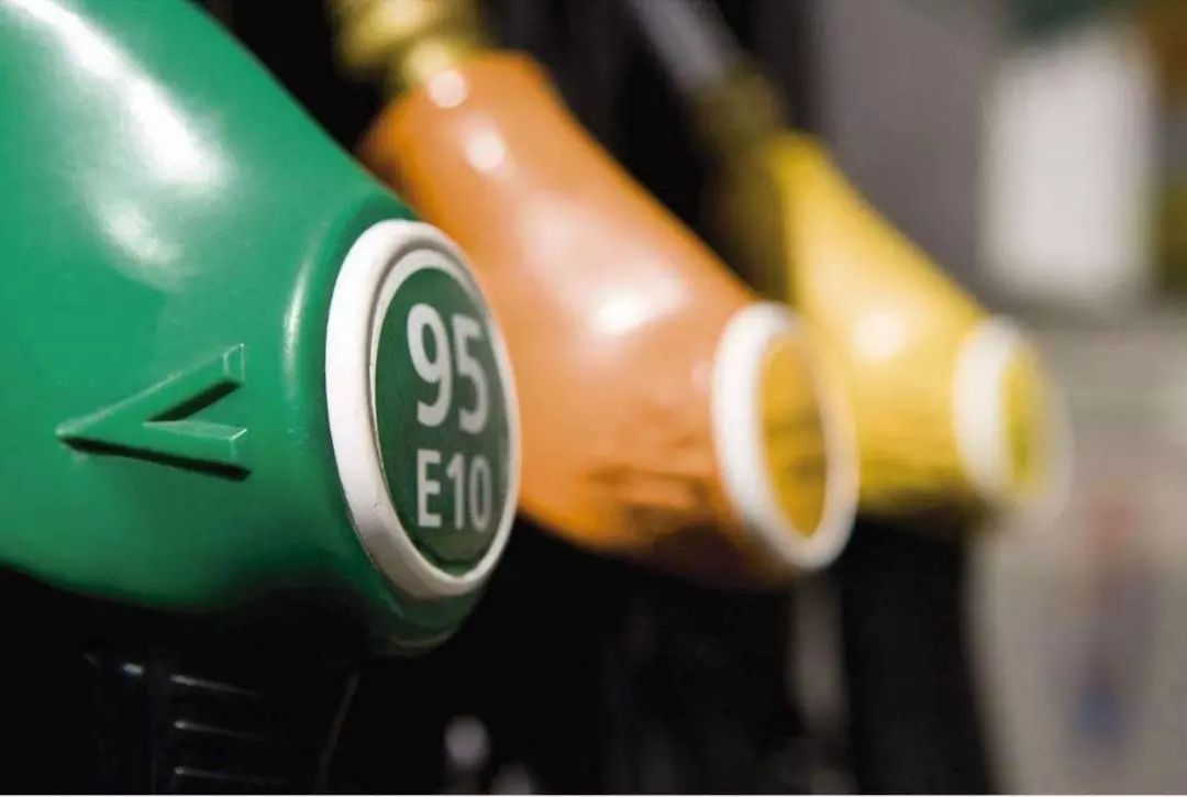 乙醇汽油是用90%的普通汽油与10%的燃料乙醇调和而成,而乙醇是由粮食