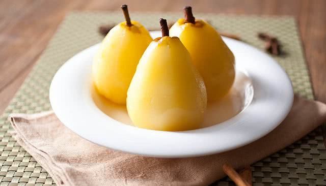 坚持每天喝“煮梨水”的人，一个月后，身体会得到4个“回报”!