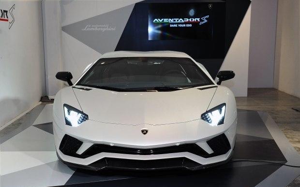 明星有钱就是任性，贾乃亮800万的车开4个月，就给卖给了邓超