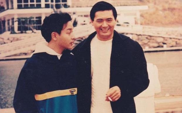 网友晒1991年张国荣与周润发合照,对比近日网友晒与发哥合照显老