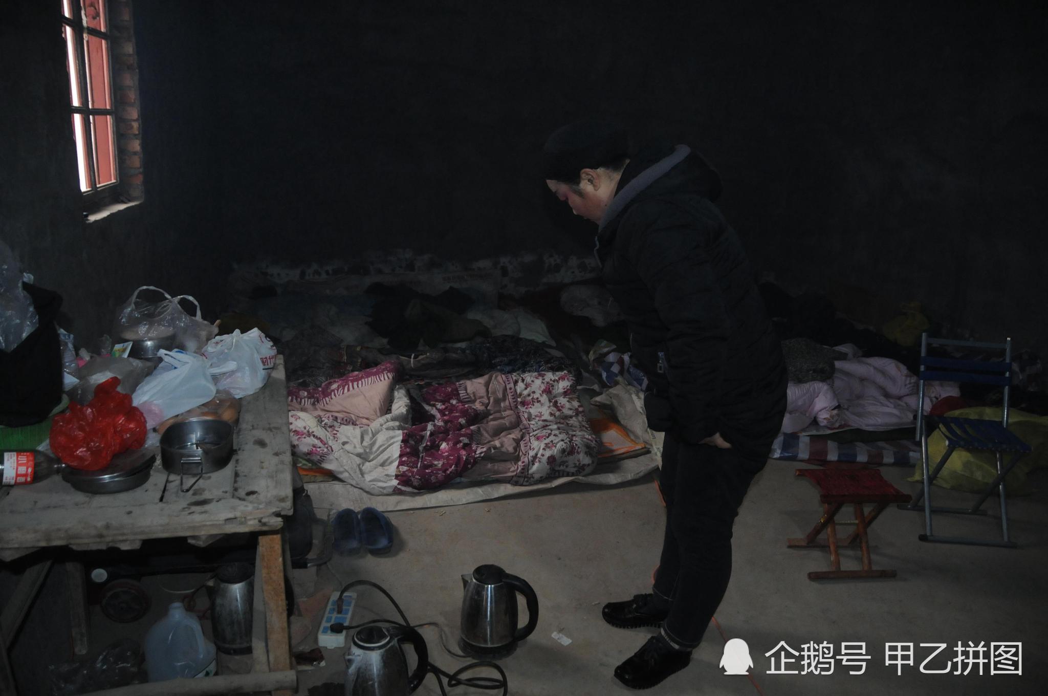 白天她们是仙是神 晚上睡在庙里的地铺上