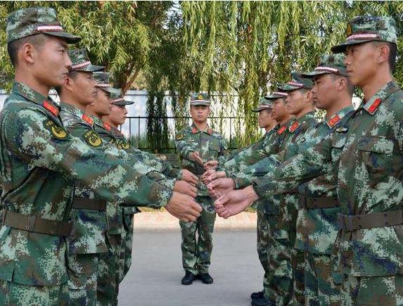 新兵入伍后，亲人探亲为何只能在两年后？老兵告诉你原因很现实！