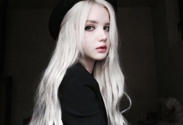 银发美女犹如冰雪精灵, 微笑时世界都静止了