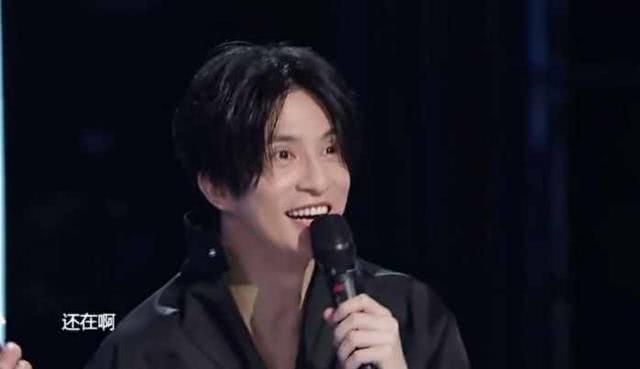 薛之谦亮相综艺节目《无限歌谣》,一首《哑巴