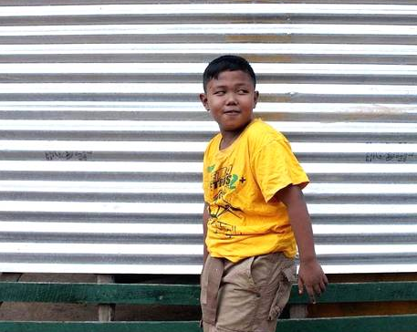 孩2岁染上烟瘾,曾经一天抽很多颗,如今戒烟变帅了