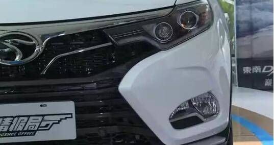 围观‖某汽车直播平台直播女司机试驾,说开起