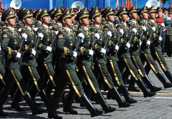 如果在我国的解放军中选拔军人去踢足球,那么国足会进