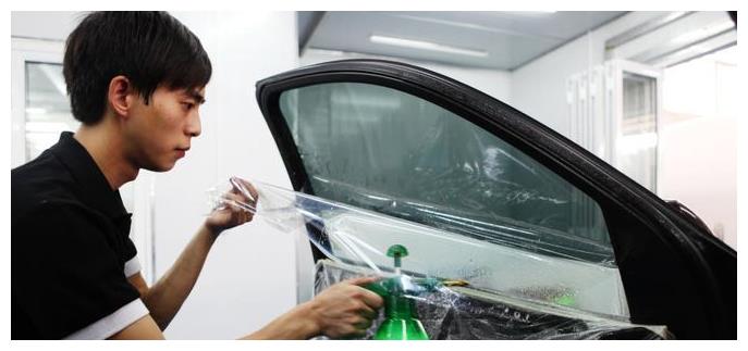 4S店买车后送你贴膜,满满的套路,老司机:白送都