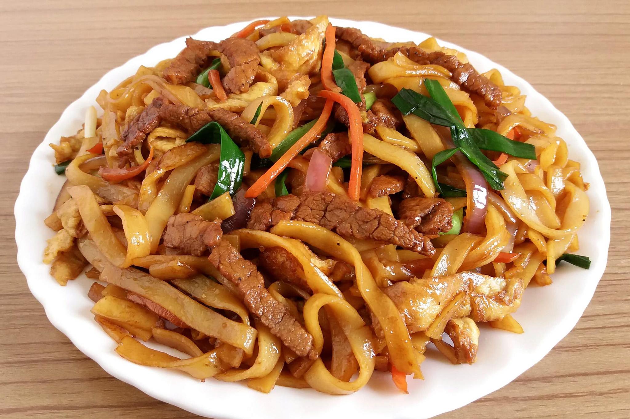 干炒河粉:学校小帅哥虽然炒的好吃,但是只要火候到位,自己也能