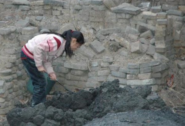 11岁留守儿童来例假,医生从盆腔取出异物,母亲