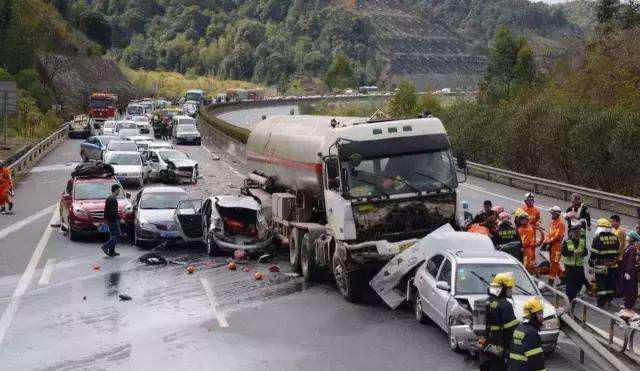 奇瑞这质量要逆天, 瑞虎7遭遇多车“夹心”撞击, 质量你说了算?