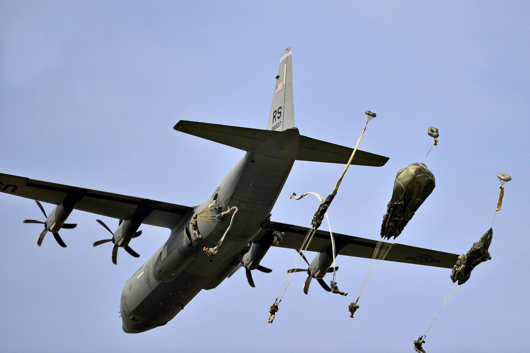 中国的伞兵部队,为什么被称为空降神兵?真相让