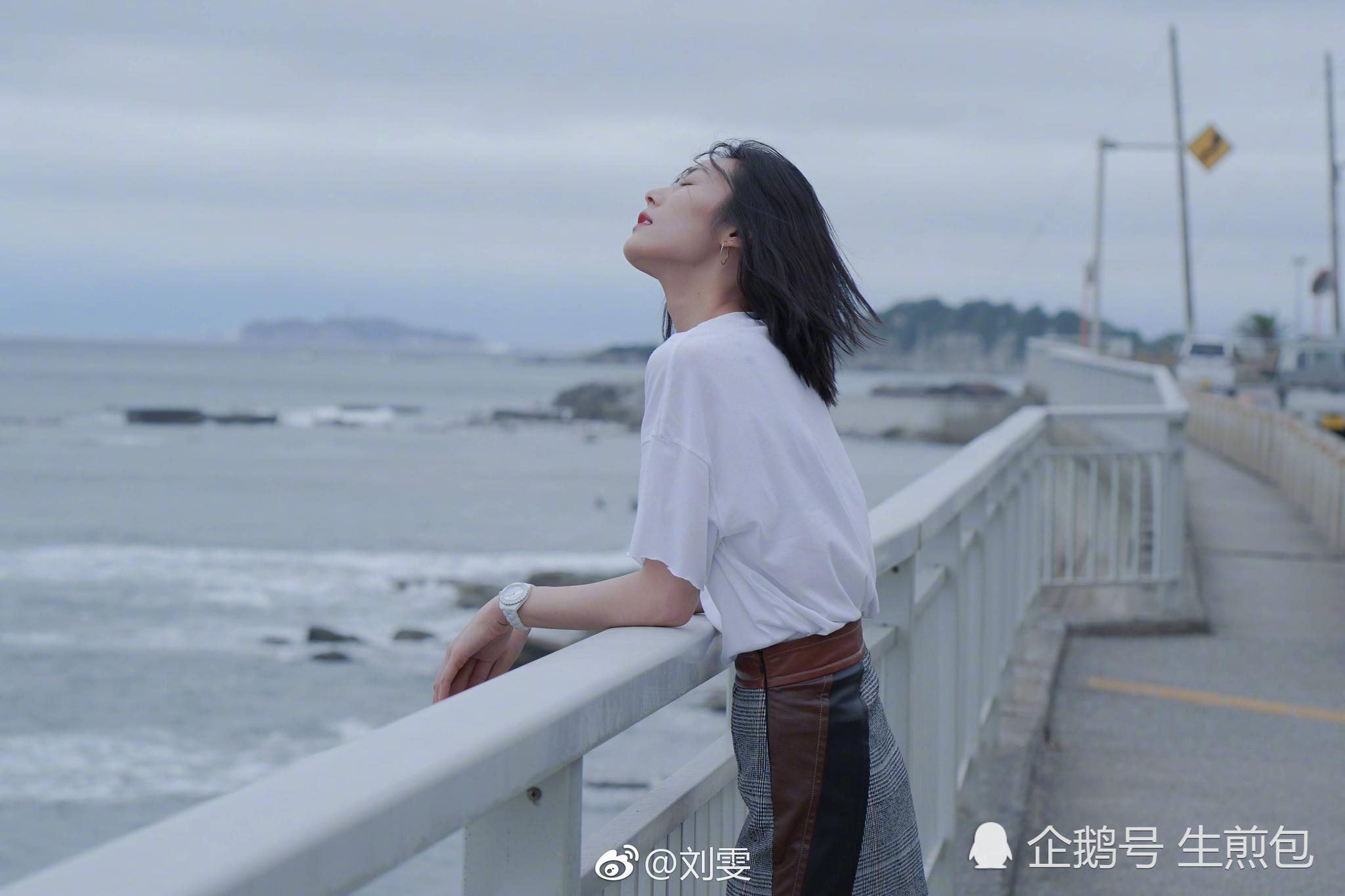 拍照造型怎么摆 看超模刘雯亲身示范 随意自然又好看