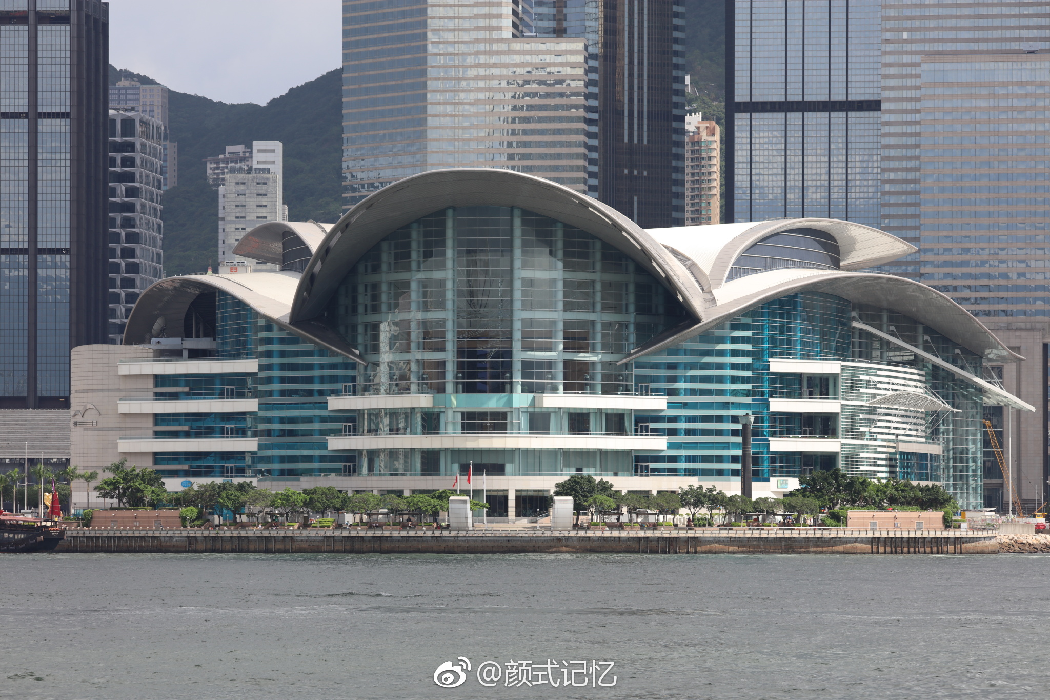 【携程攻略】香港香港会议展览中心景点,“香港会议展览中心“（简称香港会展中心）---香港回归大典仪式场地