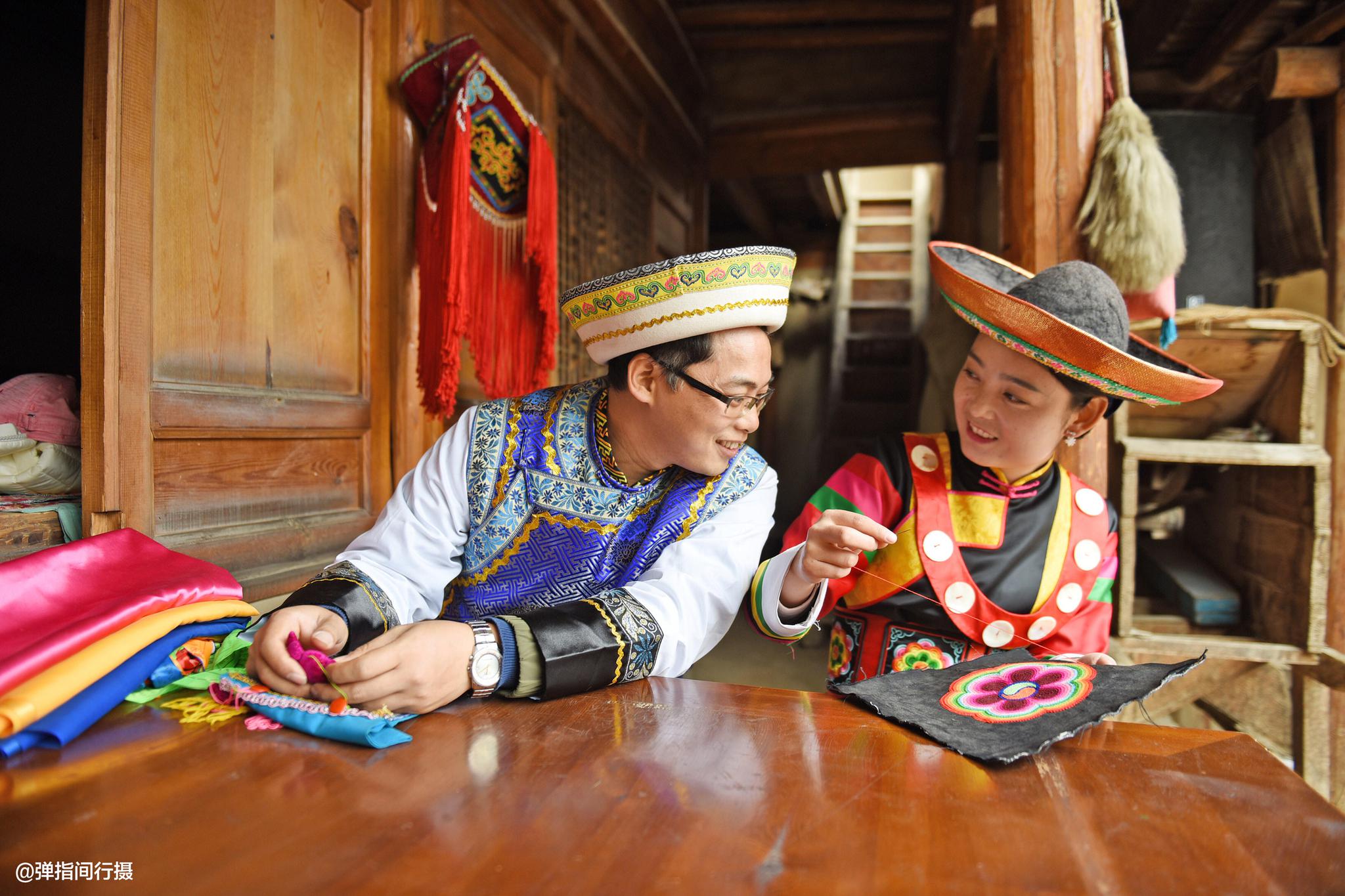 微笑的藏族姑娘图片素材-编号15626401-图行天下
