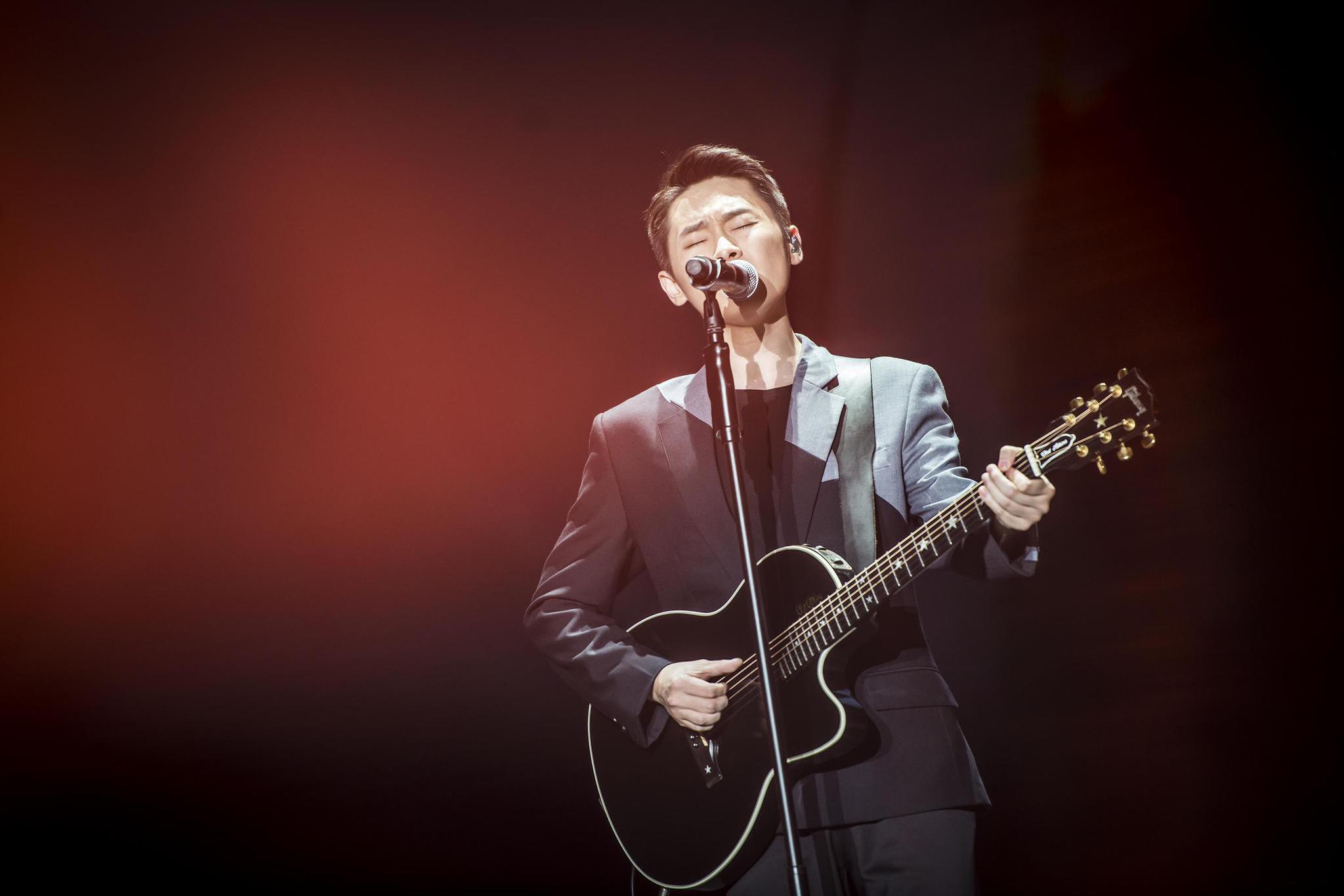 男孩梁博吉他教学图片