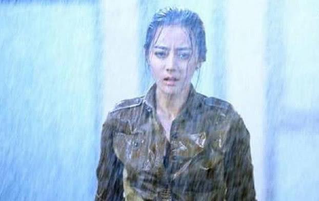 赵丽颖在《楚乔传》中的这段淋雨戏被批太假,在雨中头发却一点也没湿