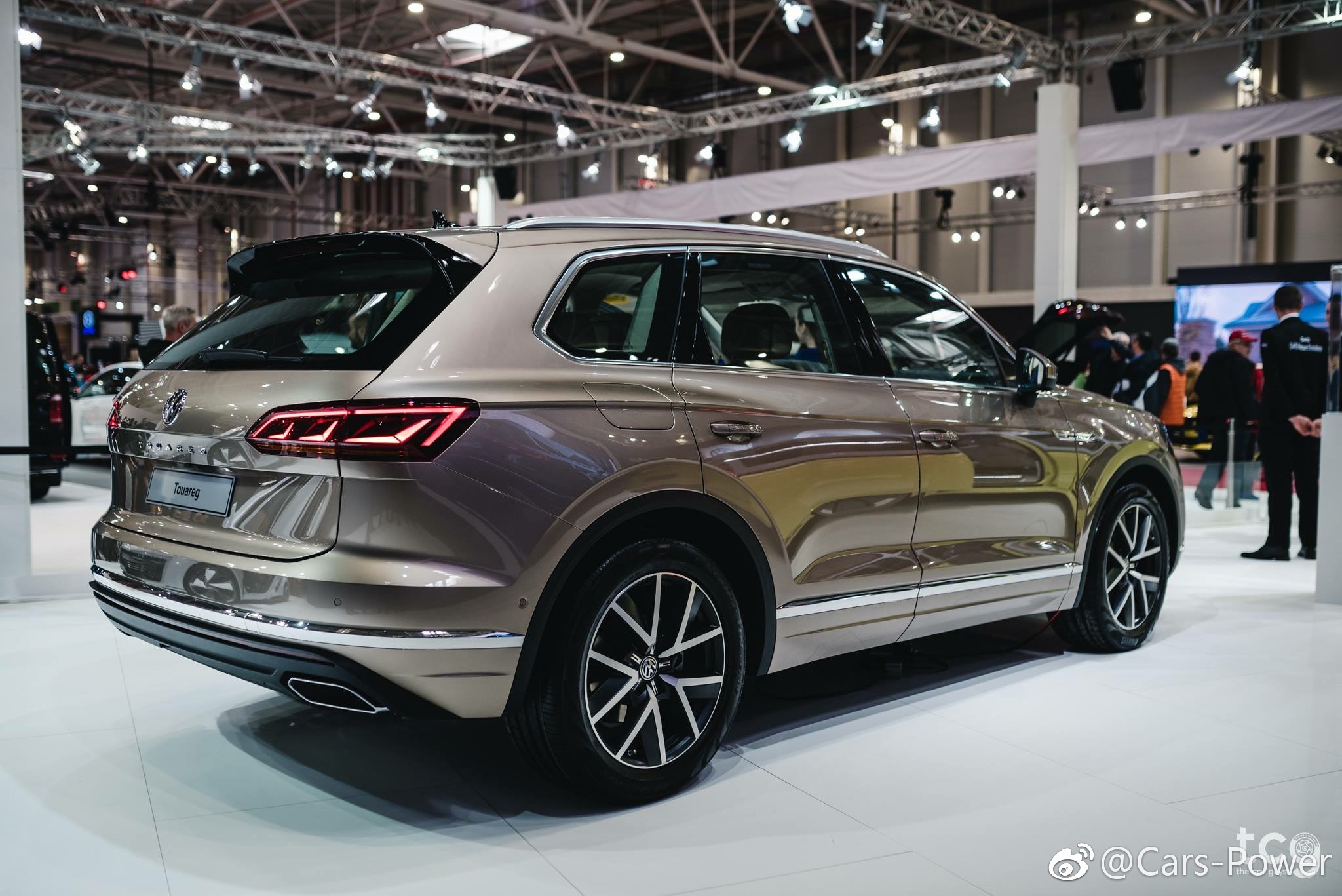 大众新途锐,中大型的豪华SUV。