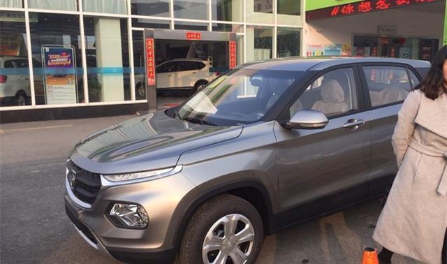 高兴提款5.48万, 提走乞丐版宝骏510, 良心轮毂!