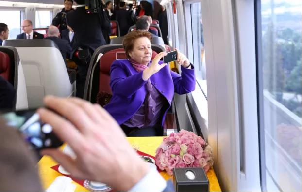 老外拍下中国、印度最豪华的高铁,对比后感叹天壤之别!