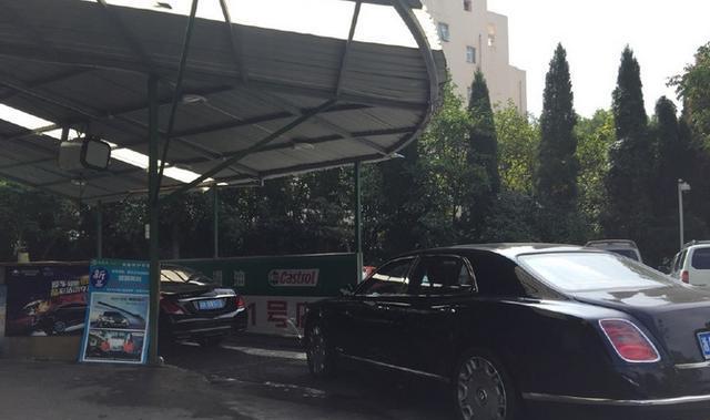 偶遇555万的宾利慕尚洗车, 豪到极致, 这样精致的洗车应该蛮贵