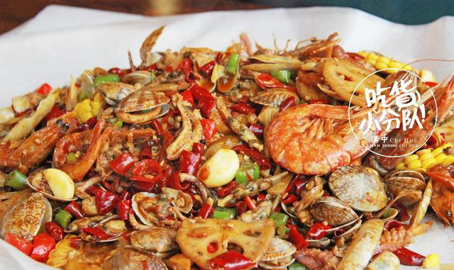 火遍抖音的网红手抓海鲜轰炸汉中!用铁桶上菜
