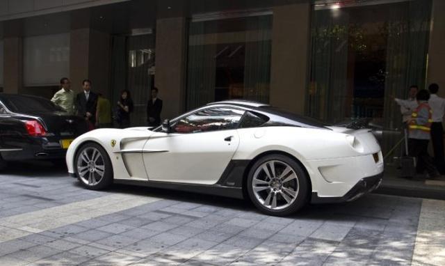 500万法拉利停在路边, 车牌霸气, 路人围观: 有钱真好