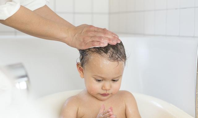 囟门不能摸,否则宝宝就不会说话了?专家告诉你